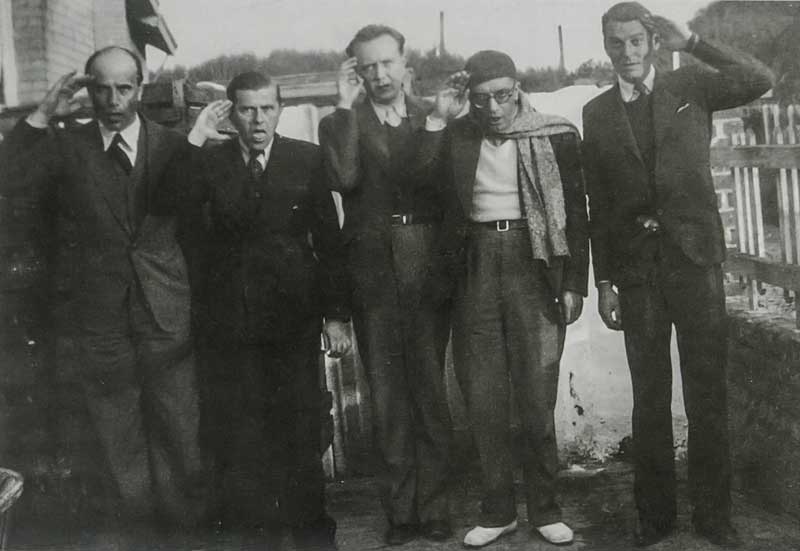 Amura,AmuraWorld,AmuraYachts, 'Saludando a la bandera': el grupo surrealista belga en septiembre de 1935 en Coxyde, Bélgica, fotografía de René Magritte. De izquierda a derecha: Paul Colinet, René Magritte, Louis Scutenaire, Paul Nougé y Paul Magritte.