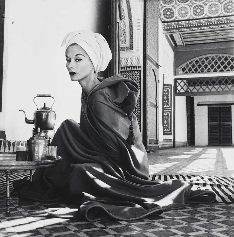 Amura,AmuraWorld,AmuraYachts, Irving Penn (1917–2009), <em><i>Mujer en un palacio marroquí (Lisa Fonssagrives-Penn), Marrakech, 1951.</i></em> Impresión en gelatina de plata virada al selenio, montada sobre tabla, impresa en 1992. Imagen/hoja: 39.1 x 38.7 cm.