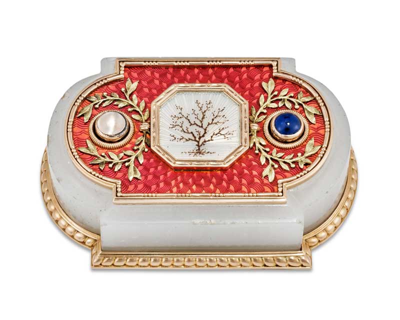 Amura,AmuraWorld,AmuraYachts, Pulsador doble de calcedonia con esmalte <em>guilloché</em> engastado con gemas y montura de oro bicolor. 1899-1903. 6.5 cm de ancho.