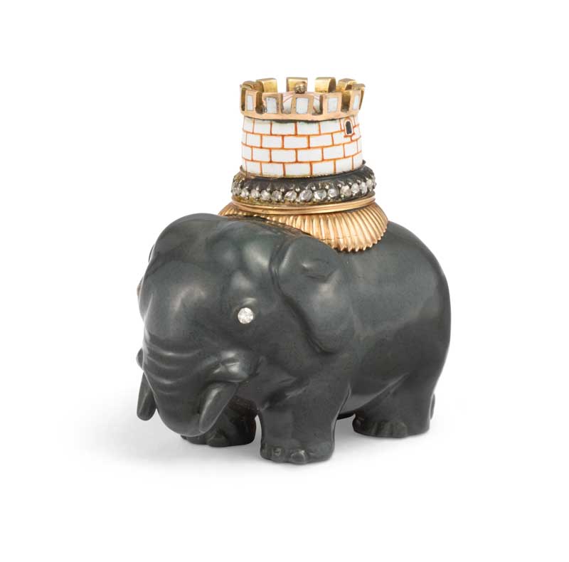 Amura,AmuraWorld,AmuraYachts, Un modelo de elefante y castillo en jaspe Kalgan esmaltado y con montura de oro enjoyado. Circa 1890. 3 cm de ancho.