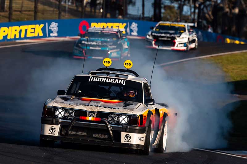 Amura,AmuraWorld,AmuraYachts, Travis Pastrana desafía a los potentes V8 Supercars en una carrera de aceleración por la recta Conrod del circuito Mount Panorama.