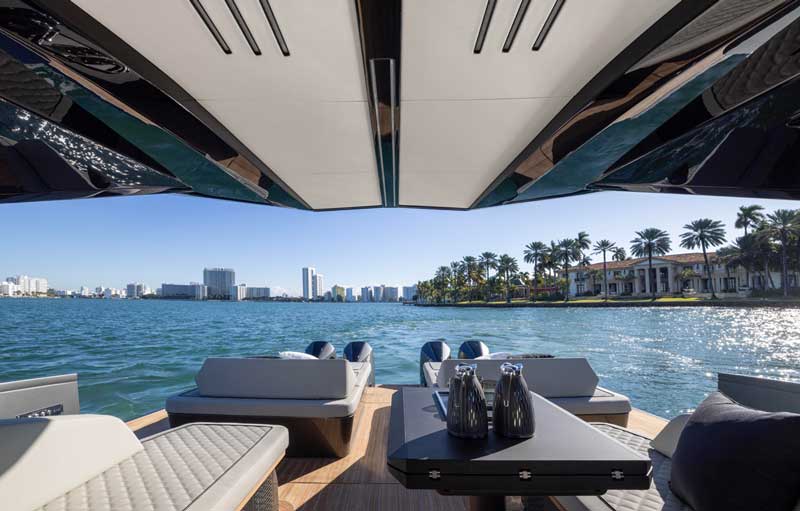 Amura,AmuraWorld,AmuraYachts, La popa extendida ofrece espacio extra para disfrutar.