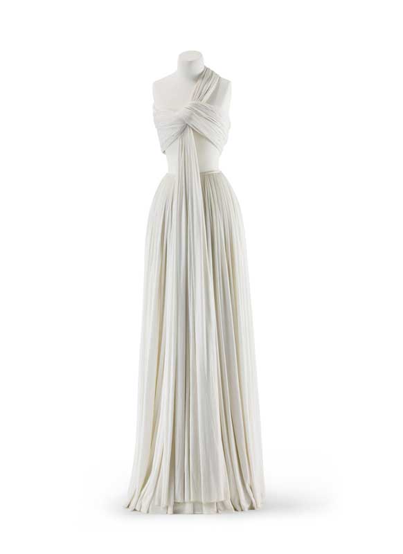 Amura,AmuraWorld,AmuraYachts, Madame Grès, vestido de noche blanco plisado, jersey sencillo, mezcla de viscosa sintética, posterior a 1973 Foto: Staatliche Museen zu Berlin, Kunstgewerbemuseum / Stephan Klonk. Cortesía del Staatliche Museen zu Berlin, Kunstgewerbemuseum.