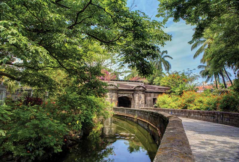 Manila integra un paraíso, una ciudad y una capital histórica del mundo. / Manila integrates a paradise, a city and a historic capital of the world.