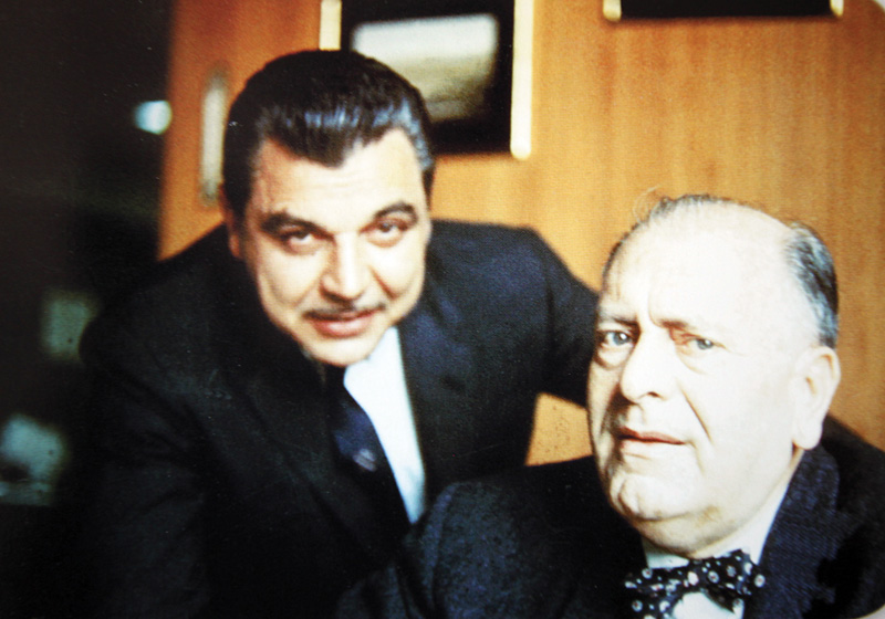 Alberto Misrachi en compañia de David Alfaro Siqueiros. 
