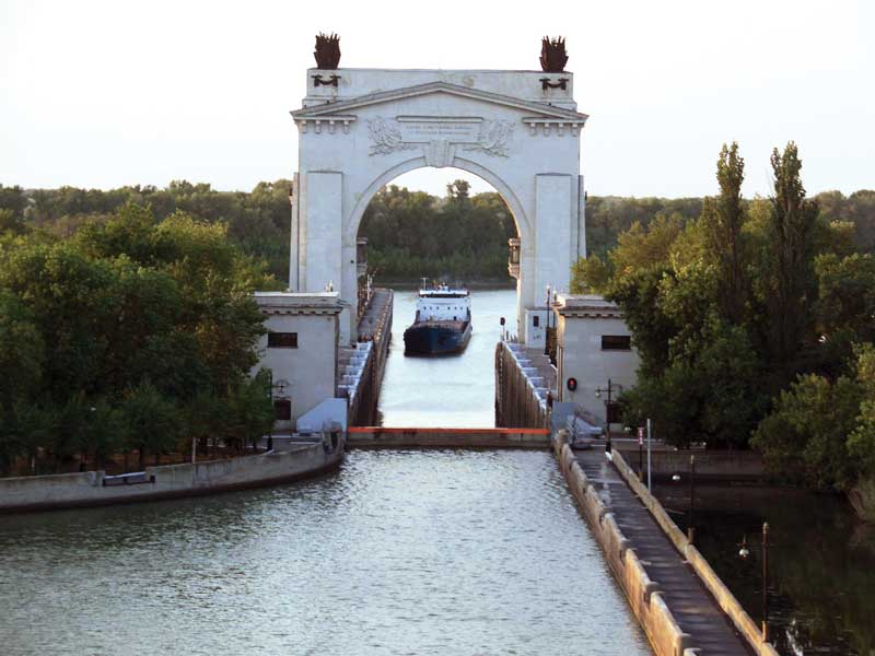 Esclusa de paso entre el Mar Caspio y el Río Volga.
