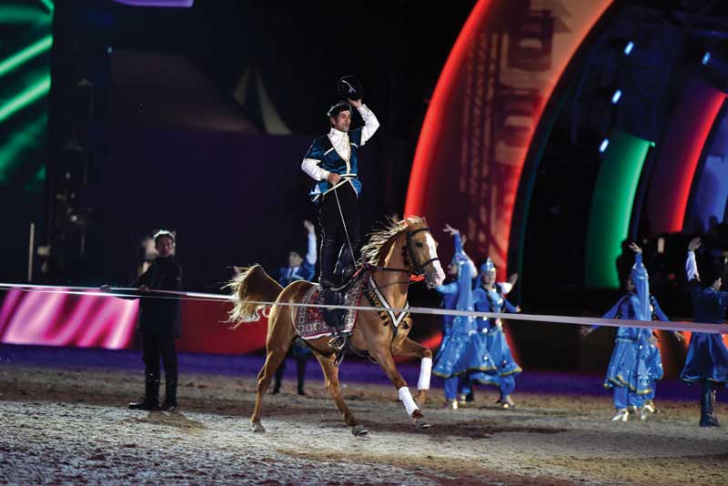 Acrobacias sobre caballos Karabaj.
