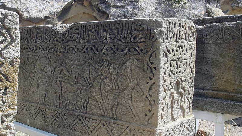Estelas esculpidas en piedra. 
