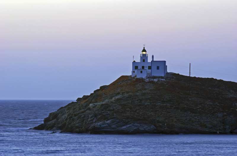Este faro vigila la entrada al puerto de Korissia en la isla griega de Kea.
