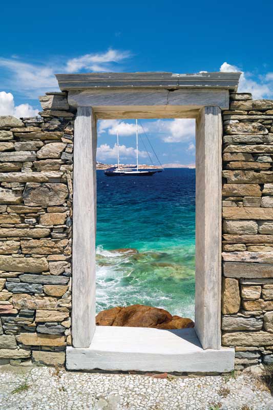 Restos de una puerta perteneciente a una ciudad hundida en las costas de Delos.
