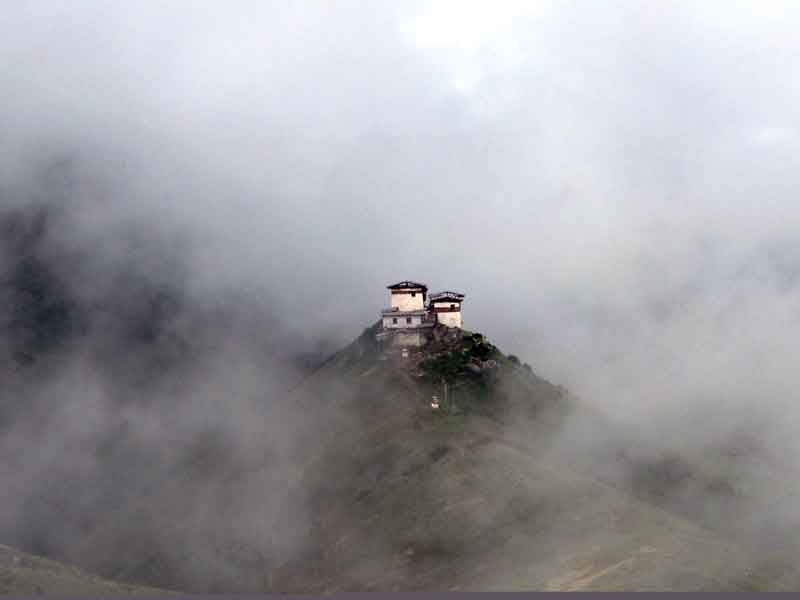 El área de Lingshi y el Dzong (monasterio y fortaleza), es un  antiguo centro de la autoridad espiritual. 
