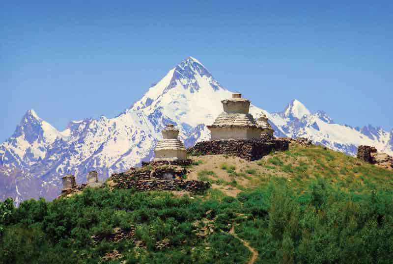 The mountainous panorama, the preservation of nature and their traditional architecture embody the greatest touristic appeal of Bhutan.
