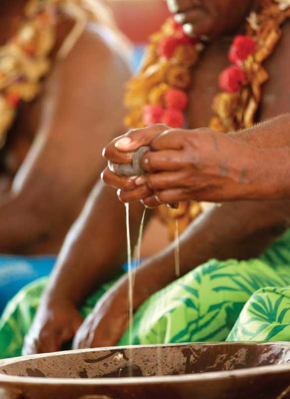 Es costumbre beber kava en ocasiones especiales como bodas y funerales, pero también se utiliza por sus propiedades curativas, sedativas y anestésicas. 
