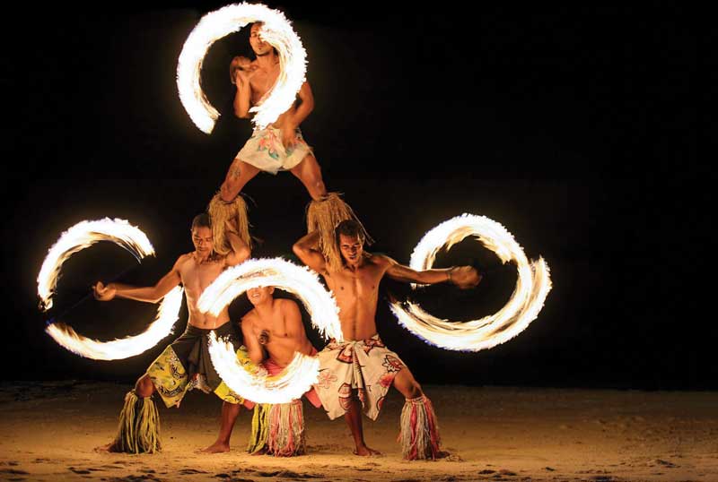 La ceremonia de la caminata de fuego varía dependiendo de la cultura y sus costumbres; los fiyianos nativos utilizan piedras incandescentes mientras que los indo-fiyianos caminan sobre brazas calientes.
