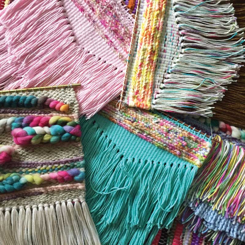 El tejido de esteras es una forma de arte tradicional que involucra técnicas especiales para crear patrones complejos.
