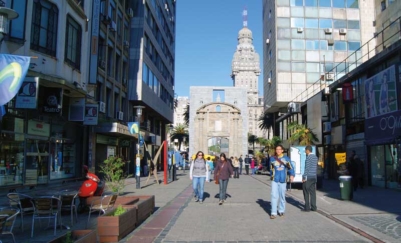 Amura,In the central avenue 18 de Julio we find emblematic buildings, stores, galleries, restaurants and squares.
