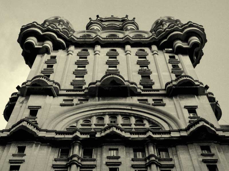 Amura,El estilo arquitectónico gótico neoyorkino está presente en el Palacio Salvo. 
