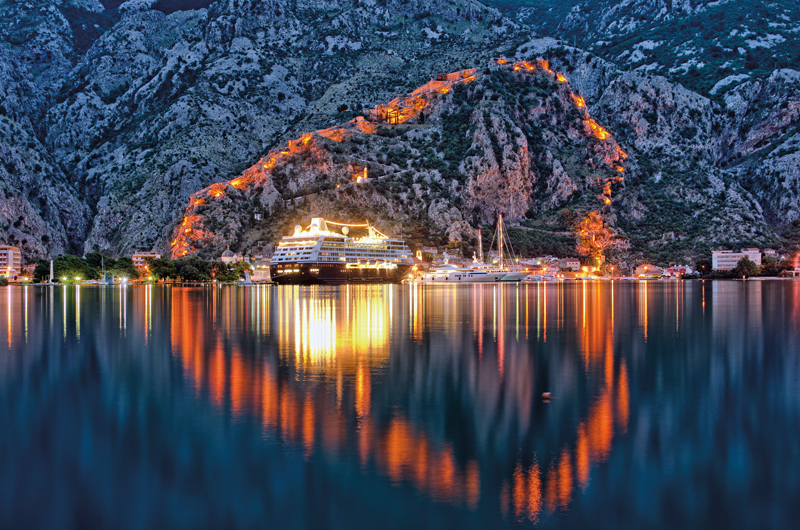 Amura,Amura World,Amura Yachts,Mar Adriático ,Balcanes, Los cruceros arriban a la costa de la ciudad amurallada de Kotor, Montenegro.