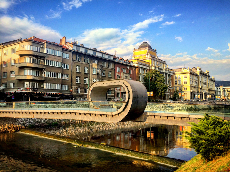 Amura,Amura World,Amura Yachts,Mar Adriático ,Balcanes, El Puente Festina Lente cruza el río Miljacka, en Sarajevo, Bosnia y Herzegovina. 