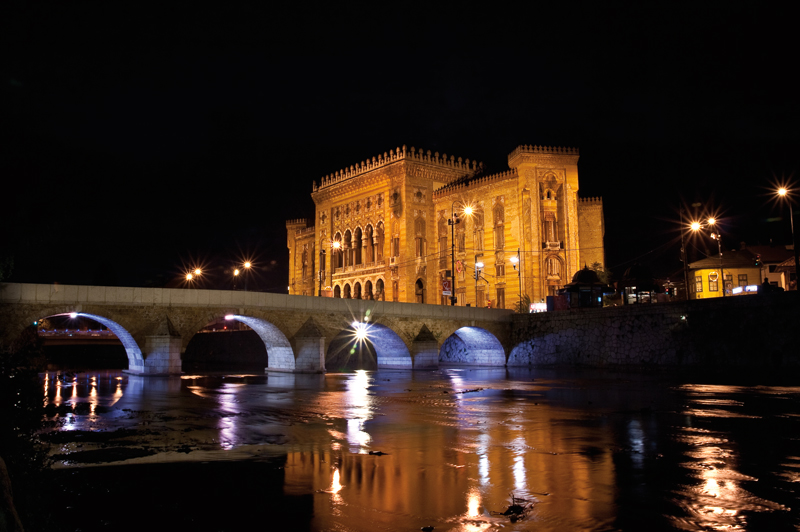 Amura,Amura World,Amura Yachts,Mar Adriático ,Balcanes, El Ayuntamiento de Sarajevo fue reconstruido en 2014, tras ser dañado durante la Guerra de Bosnia y el Sitio de Sarajevo.